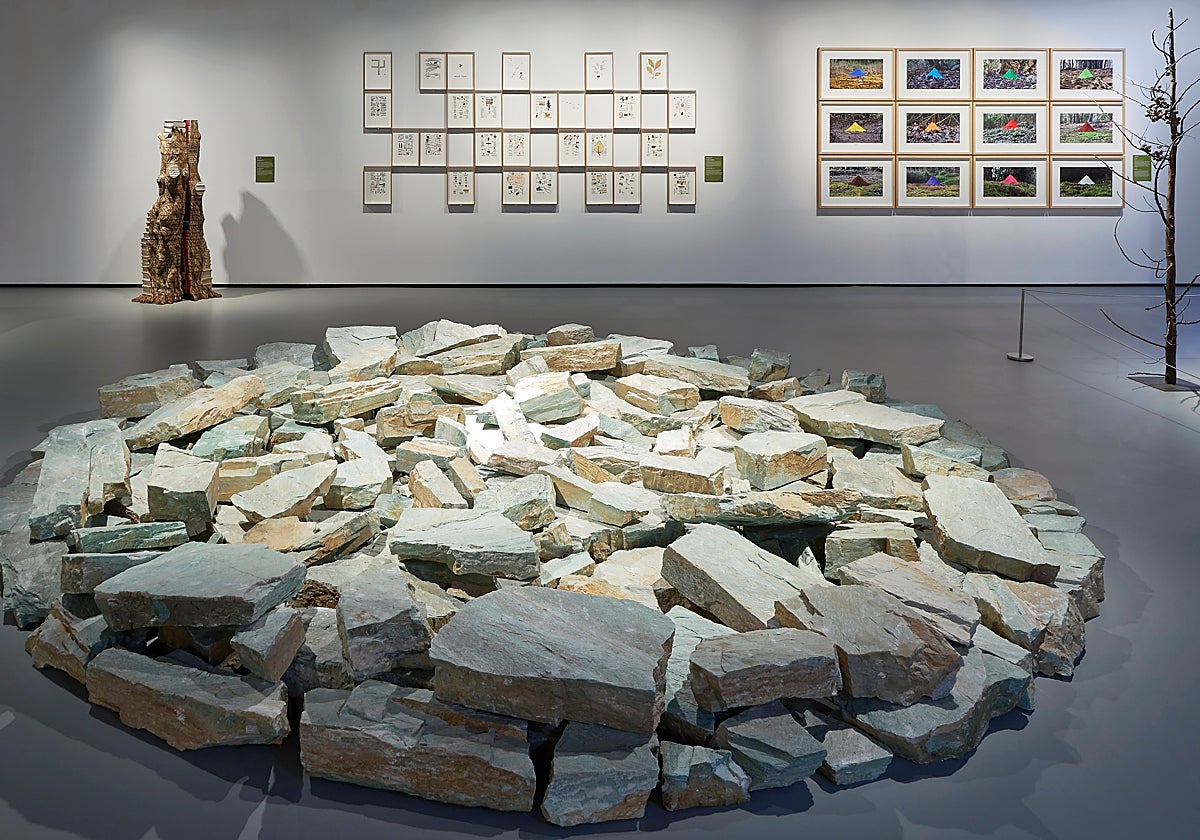 Detalle del montaje de la 'Las huellas son el camino'