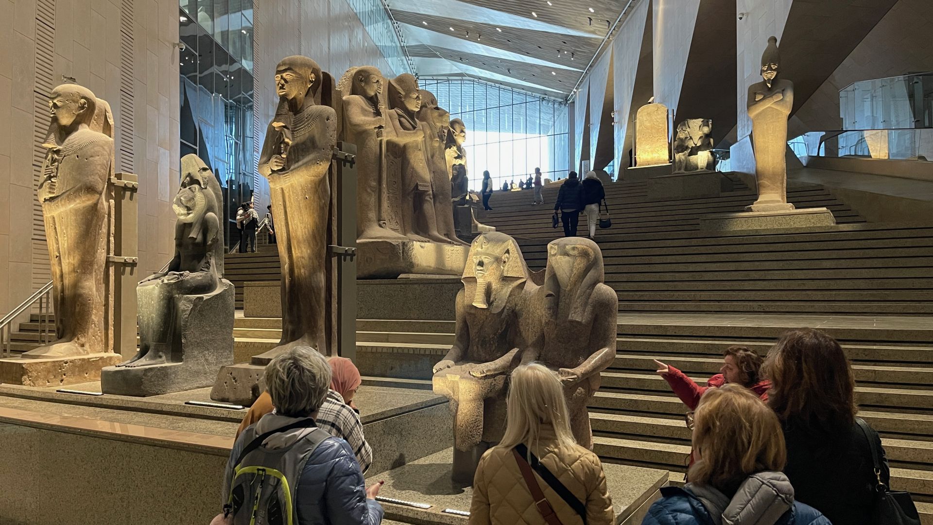 Faraones de distintas épocas y dioses eternos egipcios acompañan a los visitantes en su ascensión, invitándoles a apreciar las diferencias del arte egipcio en sus diferentes periodos