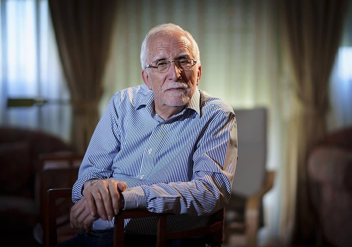 El escritor Luis Mateo Díez, retratado en su casa