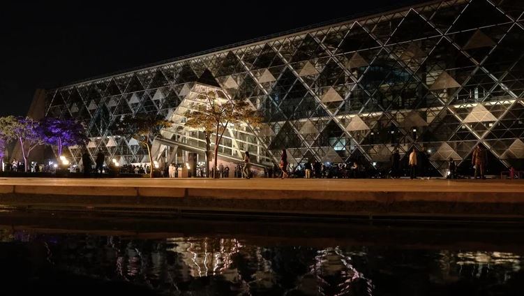 El Gran Museo Egipcio iluminado por la noche