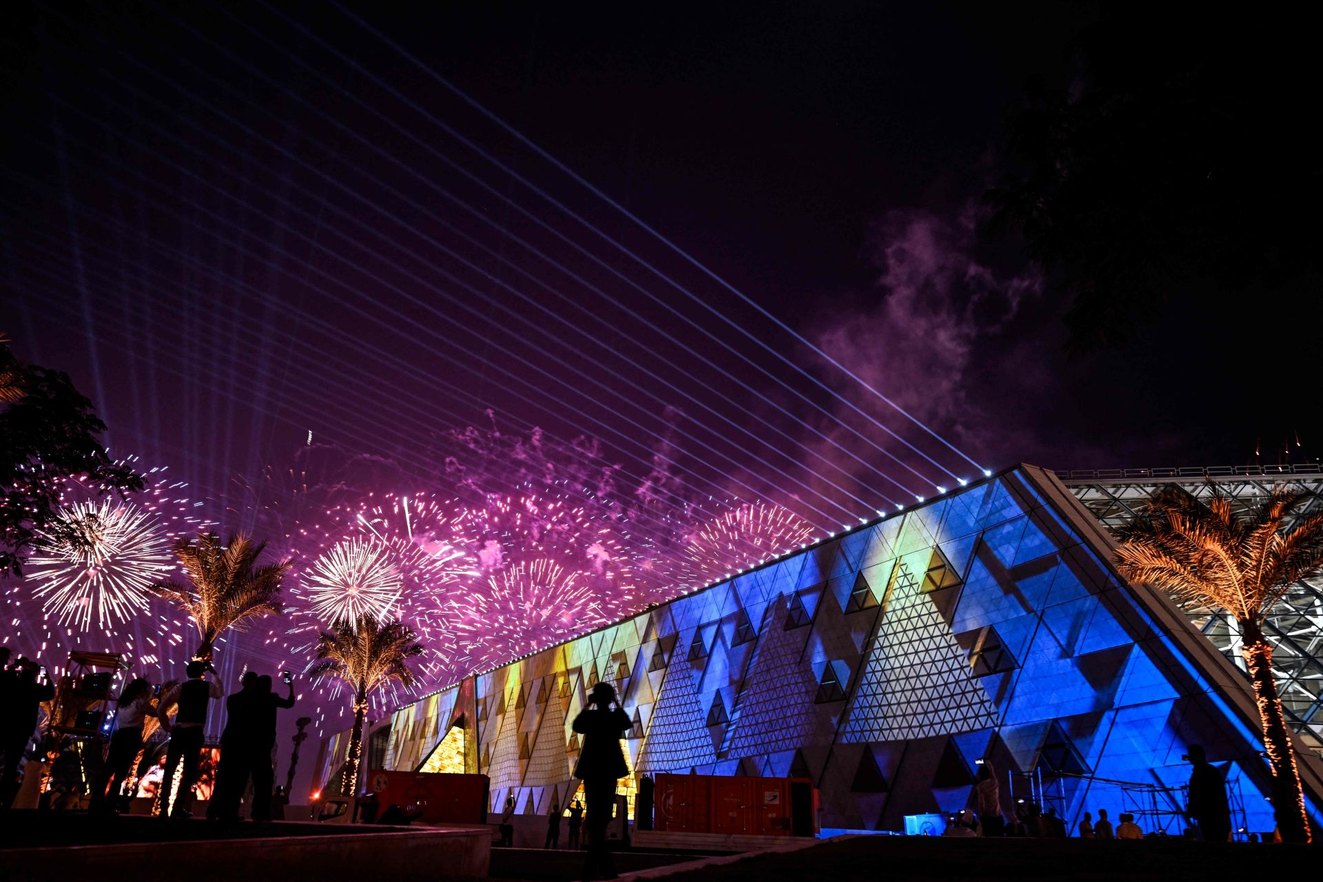 El espectáculo de fuegos artificiales en la inauguración del Gran Museo Egipcio
