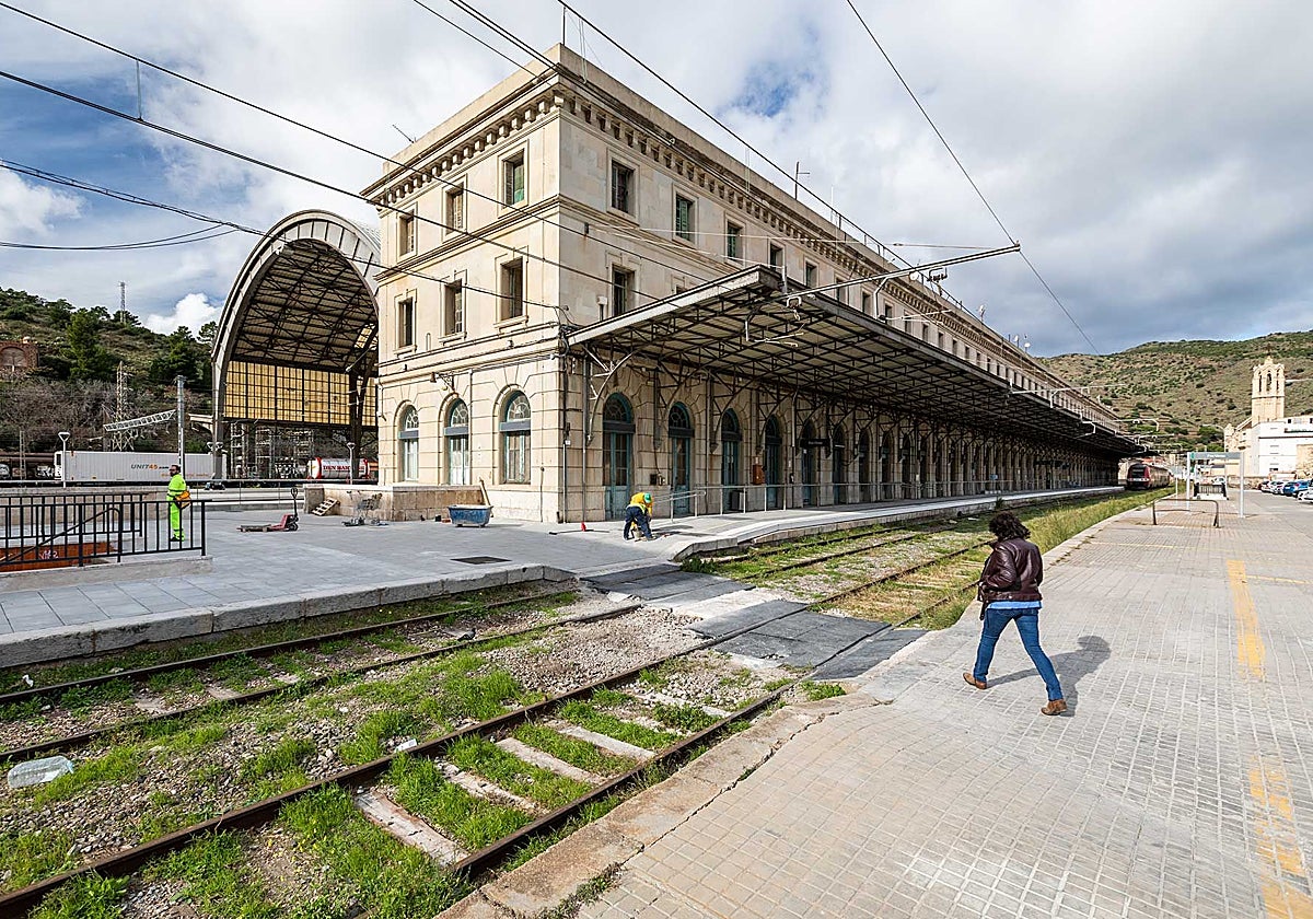 Estación de Portbou, con la antigua vía en primer término