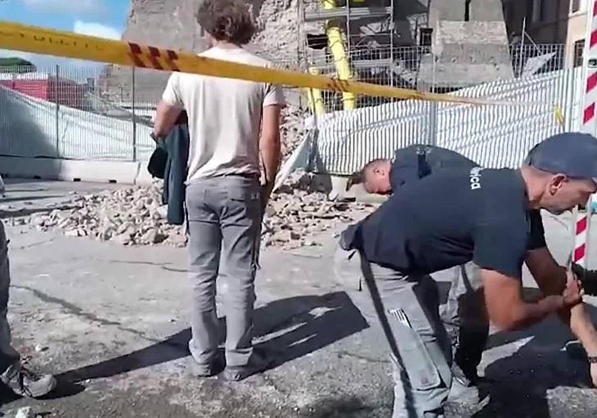 Varias personas en torno a la torre caída