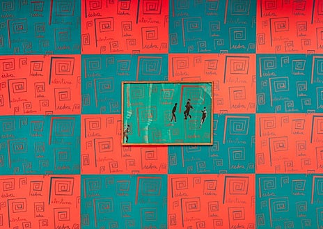 Imagen secundaria 1 - en las imágenes, de arriba abajo, '‘De la O’, fotografía de la serie ‘TipoTopoTropos’ (2008); 'Piedra palestina’ (1993) y 'Traje de espejos' (1997)