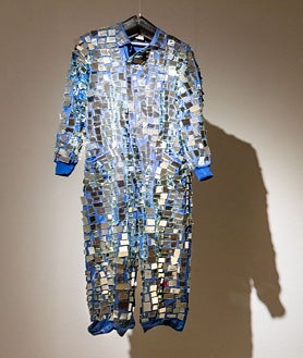 Imagen secundaria 2 - en las imágenes, de arriba abajo, '‘De la O’, fotografía de la serie ‘TipoTopoTropos’ (2008); 'Piedra palestina’ (1993) y 'Traje de espejos' (1997)