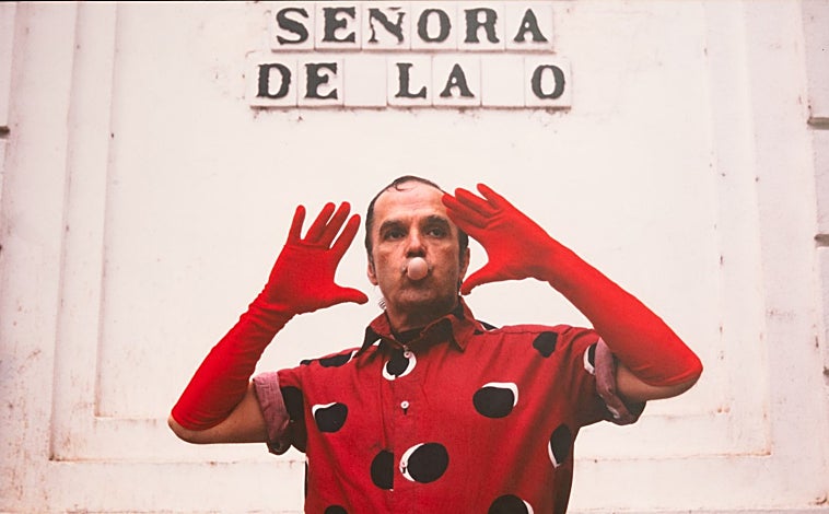 Imagen principal - en las imágenes, de arriba abajo, '‘De la O’, fotografía de la serie ‘TipoTopoTropos’ (2008); 'Piedra palestina’ (1993) y 'Traje de espejos' (1997)