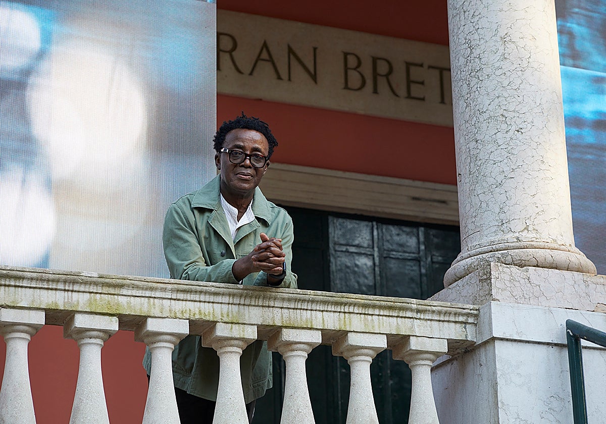 John Akomfrah, fuera del pabellón británico en la Bienal de Venecia en 2024