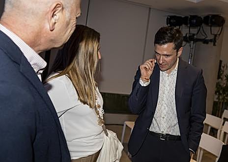 İkincil resim 1 - Alandete, ABC Premium okuyucularının sorularını yanıtladı ve etkinlik bittikten sonra bazılarıyla konuştu. 