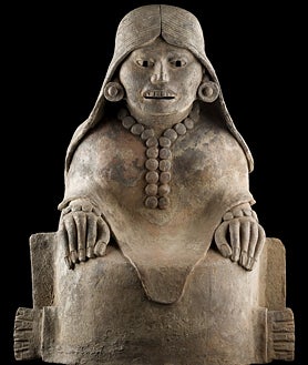 Imagen secundaria 2 - en las imágenes, de arriba abajo, montaje de la muestra en el Museo Arqueológico; escultura en Casa de México; y escultura femenina con quechquémitl y enredo (Instituto Cervantes)