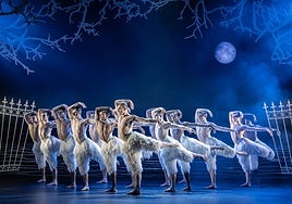 Matthew Bourne, el hombre que le puso pantalones a los cisnes e inventó el ballet del siglo XXI