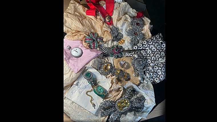 Algunas de las joyas recuperadas en la maleta