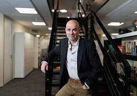 Eduardo Sacheri: «Nadie sale ileso de Malvinas: la fatalidad marcó a estos jóvenes para siempre»