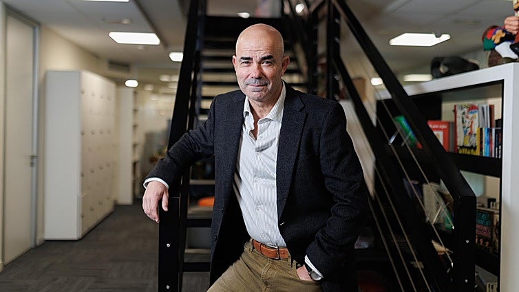 Eduardo Sacheri: «Nadie sale ileso de Malvinas: la fatalidad marcó a estos jóvenes para siempre»