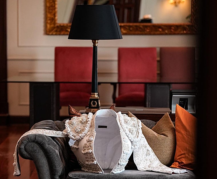 La chaquetilla inmaculada sobre el sillón de la suite