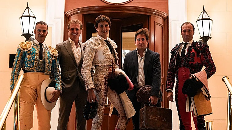 Quinta, Moreno, Roca, Larita y Viruta, a su llegada al hotel con el deber cumplido