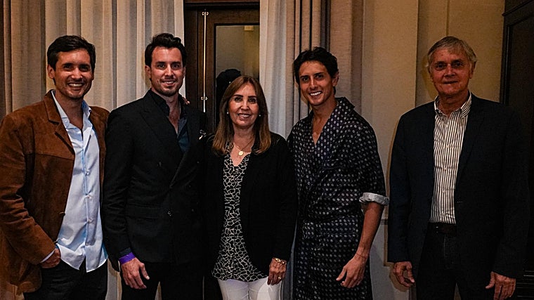 Roca Rey, con un batín de seda, junto a sus padres (Mercedes y Fernando) y sus hermanos (José Juan y Fernando), en la suite presidencial del Country