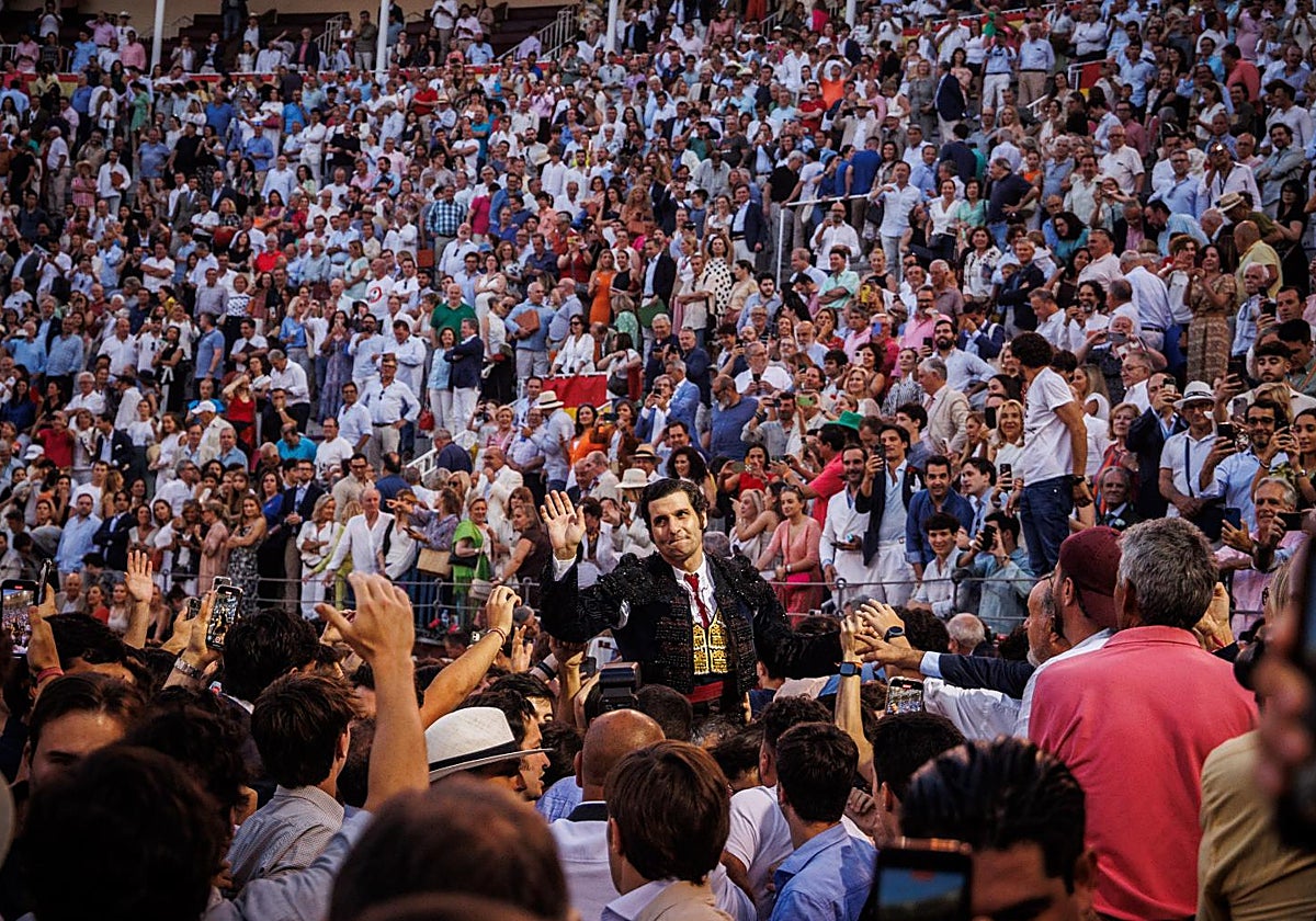 Los tendidos llenos, en la salida a hombros de Morante