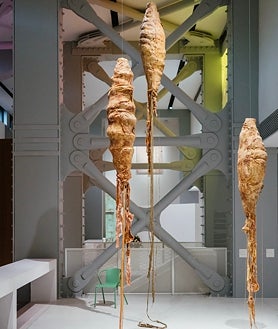 Imagen secundaria 2 - En las imágenes, detalles de 'Habitar la contradcción', con obras de la colección Gulbenkian quese integran con otras retrospectivas de Carlos Bunga y su nuevo 'Bosque de columnas'