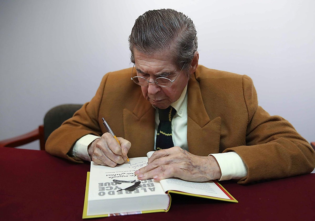 Alfredo Bryce Echenique, en la entrega de 'Un mundo para Julius' al Instituto Cervantes