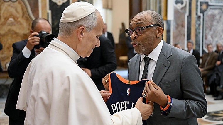 Spike Lee le regaló al Pontífice una camiseta de la NBA con el nombre Pope Leo 14