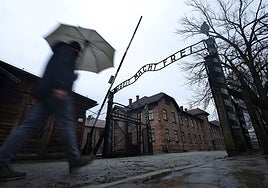 Cancelada en Alemania una subasta de objetos de víctimas del Holocausto por la condena de Polonia: «La memoria no está a la venta»