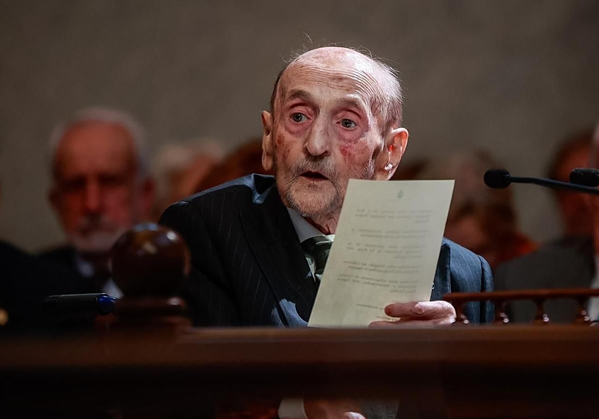 Álvaro Pombo durante su discurso en el solemne acto de apertura de la RAE
