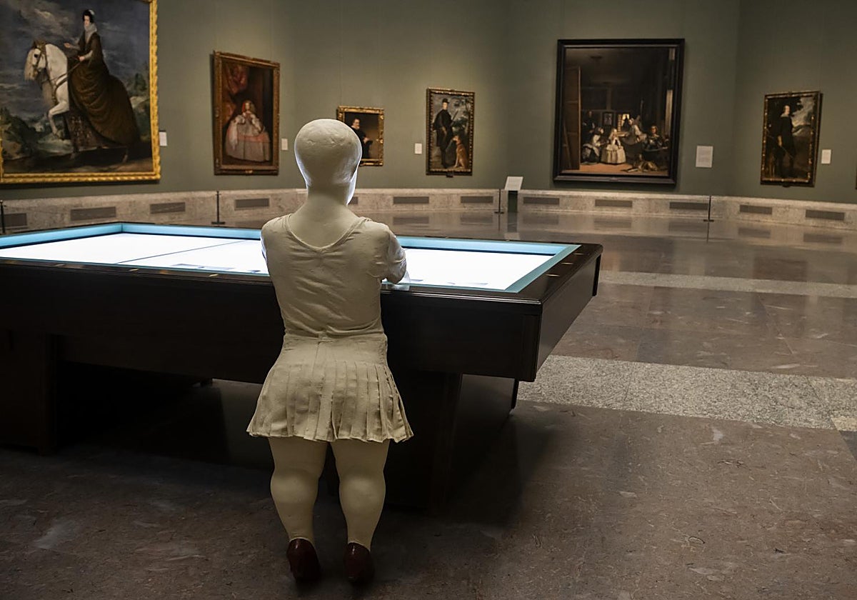 'Sara con mesa de billar', de Juan Muñoz, en la sala 12 del Prado, con 'Las Meninas' al fondo