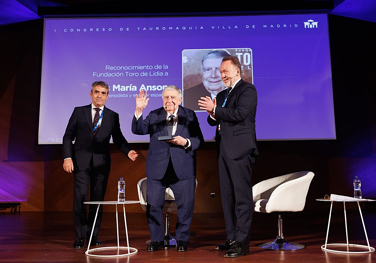 Luis María Anson recoge el premio de manos de Victorino