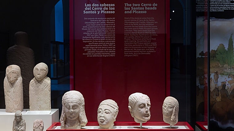 Picasso'nun koleksiyonunun bir parçası olan iki çalıntı kafa (sağda) ve Cerro de los Santos del MAN'daki diğer kafalar