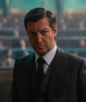 Imagen secundaria 2 - Álvaro Morte, como Adolfo Suárez, durante el rodaje de la serie de Movistar Plus+ 'Anatomía de un instante'