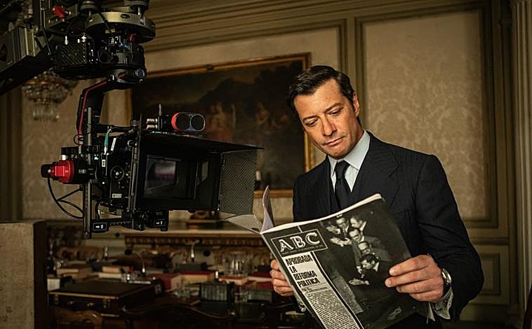 Imagen principal - Álvaro Morte, como Adolfo Suárez, durante el rodaje de la serie de Movistar Plus+ 'Anatomía de un instante'