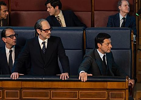 Imagen secundaria 1 - Álvaro Morte, como Adolfo Suárez, durante el rodaje de la serie de Movistar Plus+ 'Anatomía de un instante'