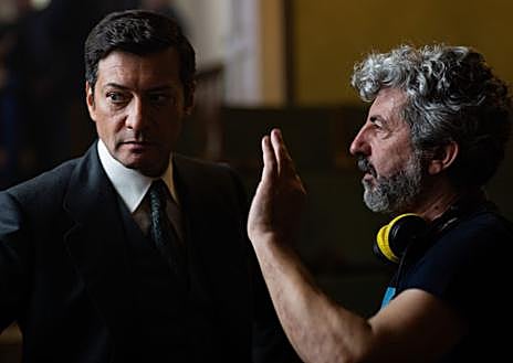 Imagen secundaria 1 - Arriba, Manolo Solo como Gutérrez Mellado y Álvaro Morte como Suárez en el Congreso; abajo, Alberto Rodríguez da instrucciones a Morte durante una secuencia. En último lugar, Morte en el Congreso de los Diputados