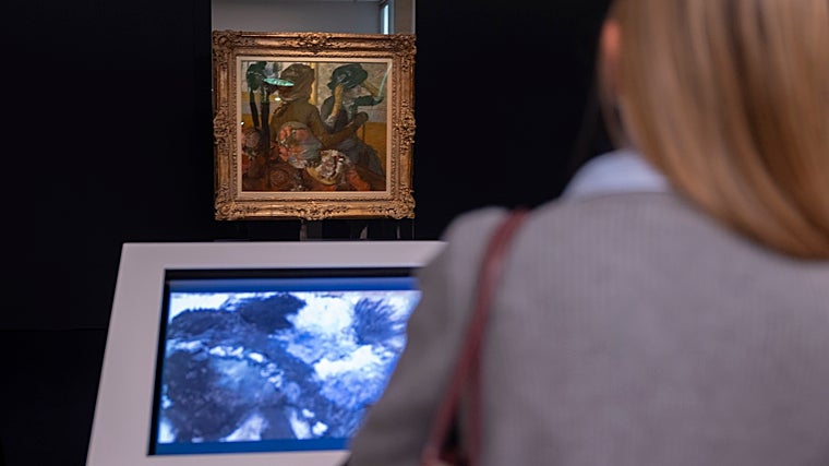 Montaje especial de 'La sombrerería', de Degas, en la sala 33 del Thyssen con una mesa interactiva