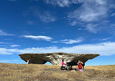 Imagen secundaria 1 - Julien Brocal y Camille Thomas, en el Tippet Art Rise Center de Montana