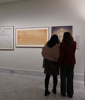 Imagen secundaria 2 - Fotografía de la construcción de la Cámara del Oro y maqueta de la sección transversal de la Caja Subterránea de 1932. Unas visitantes contemplan el boceto original del Patio de Operaciones