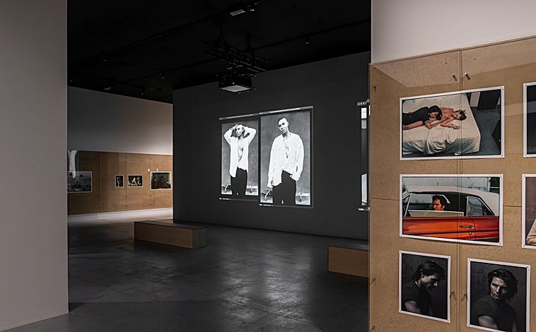 Imagen principal - En las imágenes, de arriba abajo, detalle del montaje de 'Wonderland'; un hombre toma una foto con su móvil de las fotos 'de cabecera' de la creadora; retrato de Annie Leibovitz en la Fundación MOP