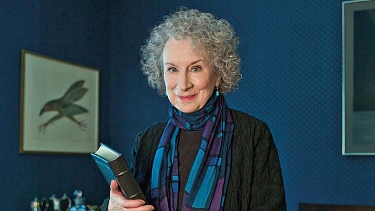 'Libro de mis vidas', de Margaret Atwood: tejiendo jerséis y escribiendo novelas
