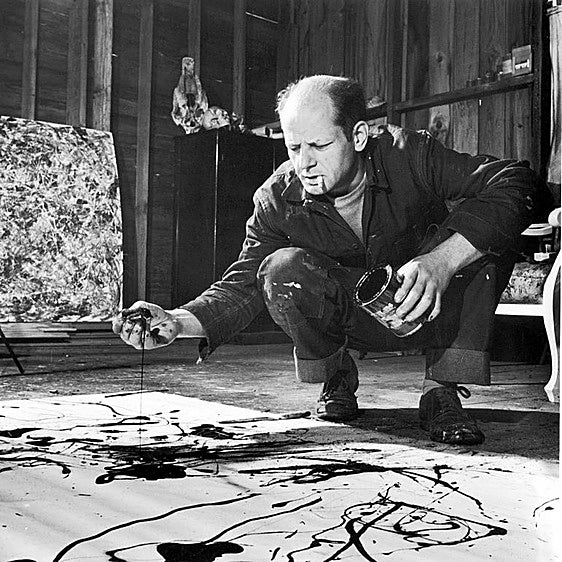 El pintor Jackson Pollock en su estudio de trabajo, en 1949