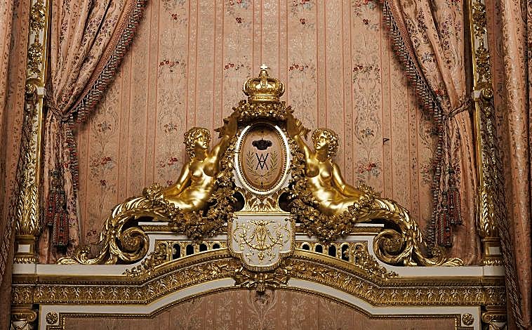 Imagen principal - Detalle del cabecero de la cama y de la lámpara del dormitorio y retratos de Don Juan