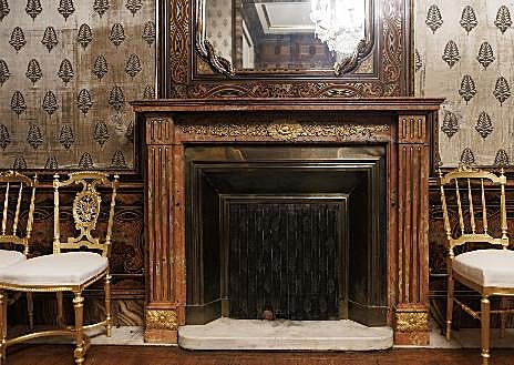 Imagen secundaria 1 - El despacho de la Reina y detalles de su chimenea y un esquinero