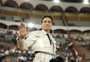 Roca Rey, de blanco y plata, abandona a hombros el coso de Nuevo Progreso