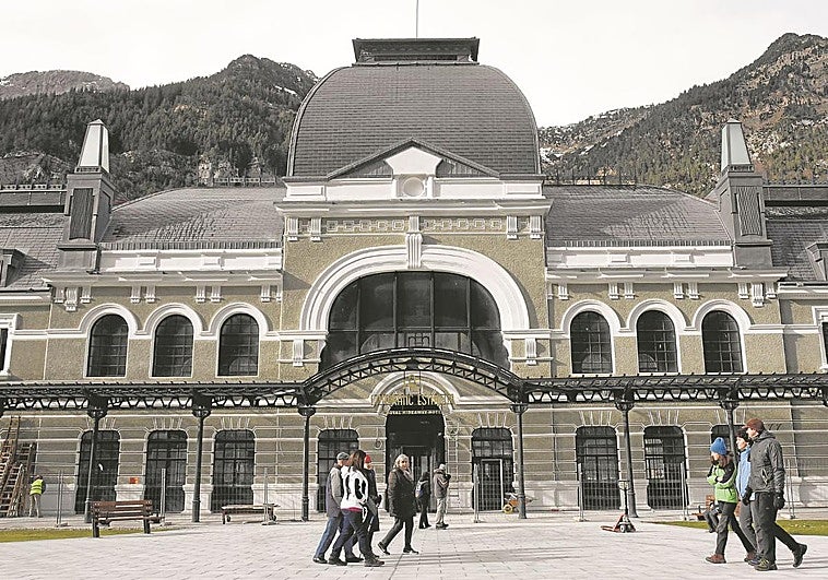 Canfranc: oro, espías y glamur