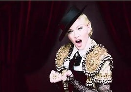 Madonna, de blanco y oro con remates negros, en Living for love