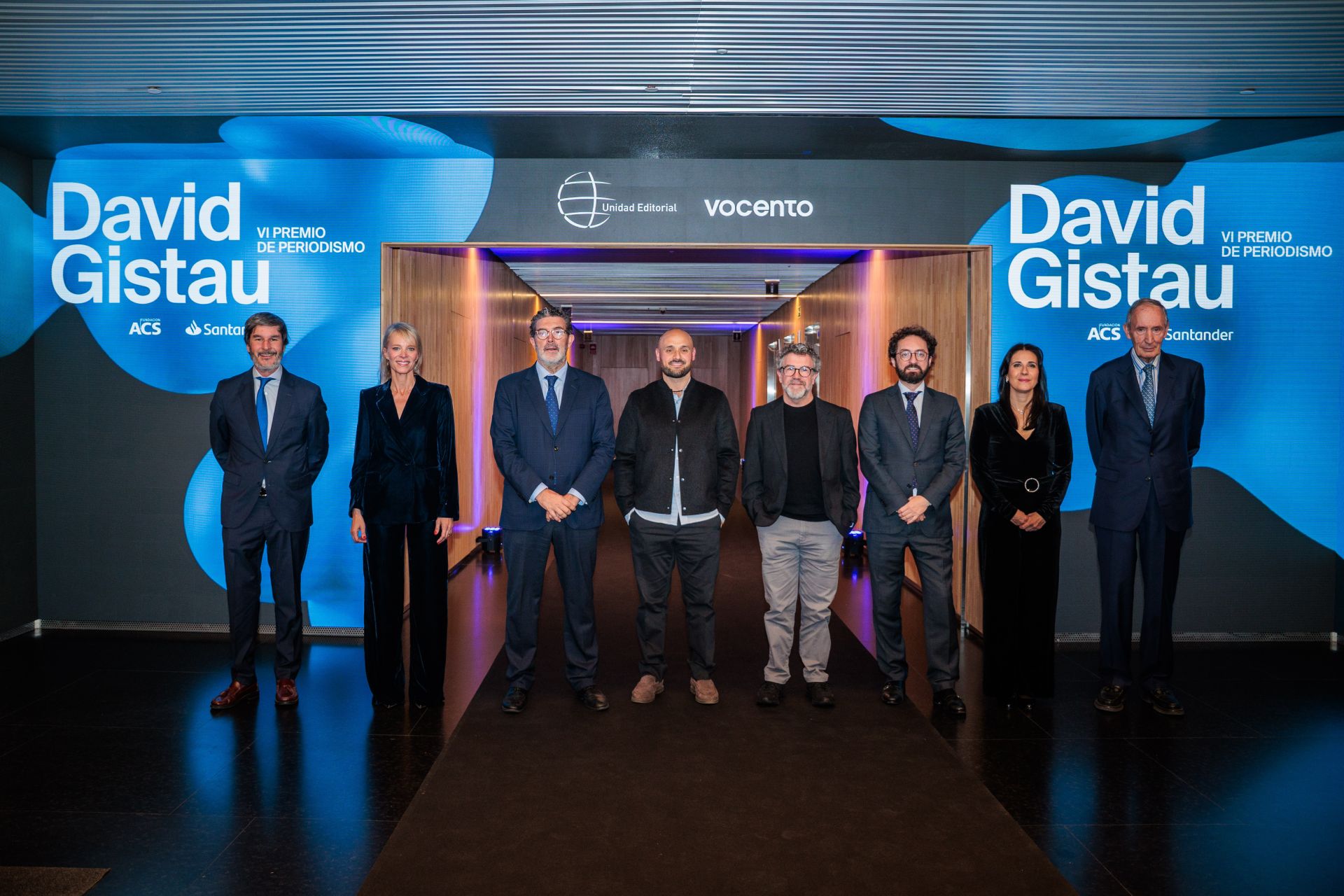 De izquierda a derecha, Bernabé Mohedano, director de Medios y Marketing Digital de Banco Santander; Romina Caponnetto, viuda de David Gistau; el director de ABC, Julián Quirós; los galardonados de esta edición, Andros Lozano y Alberto Di Lolli; el director de 'El Mundo', Joaquín Manso; la presidenta del jurado, Ana Sánchez, y el presidente de la fundación ACS, Antonio García Ferrer // tania sieria