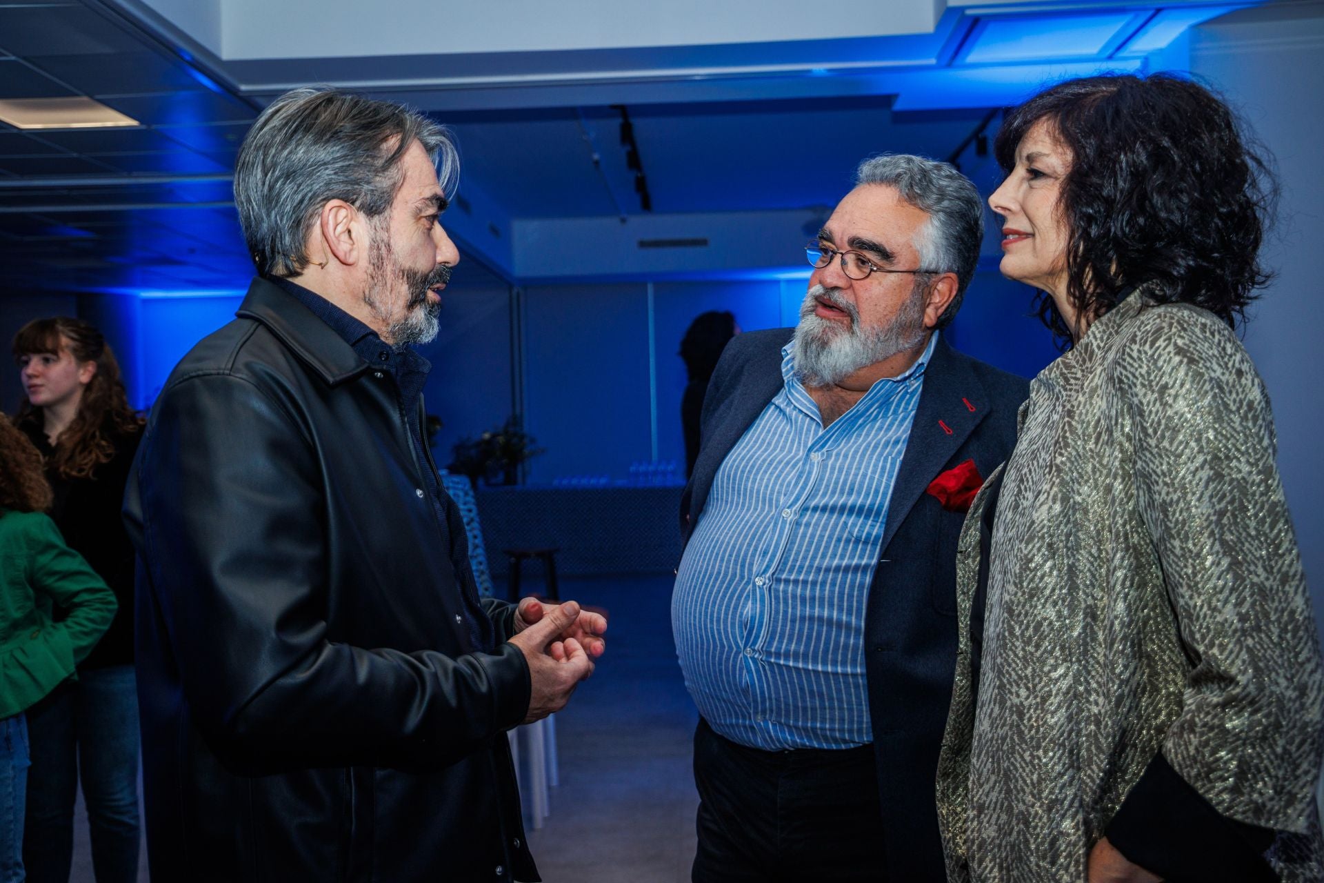 Jesús García Calero conversa durante el cóctel con Javier Santamarta y María Jesús García Pérez