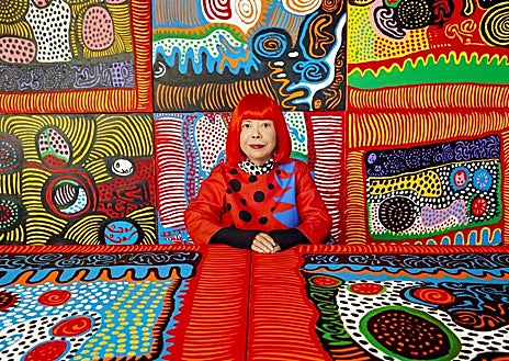 Imagen secundaria 1 - De arriba a abajo y de izquierda a derecha: Reapertura del Museo de Arte Egipcio en El Cairo; Yayoi Kusama, fenómeno del siglo XXI, y dos mujeres fotografían en Basel-Miami el plátano de Maurizio Cattelan 