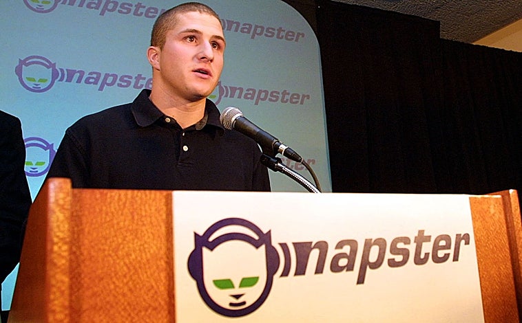 Imagen principal - Arriba: Shawn Fanning, uno de los fundadores de Napster, en una rueda de prensa en 2001. Abajo a la izquierda, Bad Bunny, en 2019. A su derecha, una imagen corporativa de Spotify, la principal plataforma de 'Streaming' 