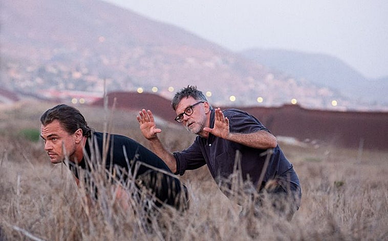 Imagen principal - Arriba, Paul Thomas Anderson en el rodaje de 'Una batalla tras otra' con DiCaprio. Abajo, Christopher Nolan y la productora Emma Thomas con los Oscars de 'Oppenheimer'. En tercer lugar, Kathryn Bigelow en 'The Hurt Locker'