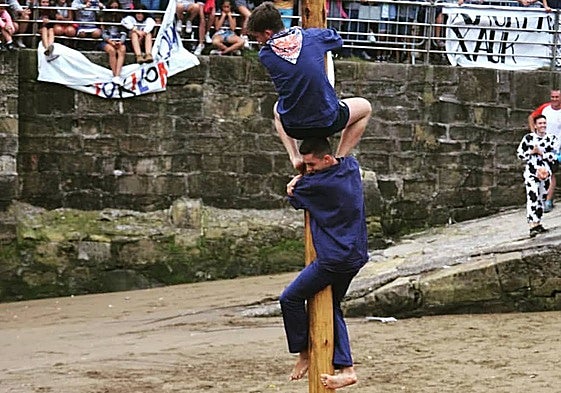 Concurso de cucaña vertical ('sokamuturra'), en la playa de Algorta